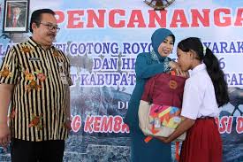 Pengertian, karakteristik, tujuan, manfaat, azas, kendala di era digital, upaya melestarikan, nilai, dan contohnya, semoga bermanfaat. Gotong Royong Sebagai Budaya Masyarakat Pemerintah Provinsi Jawa Tengah
