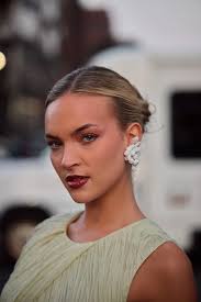 Clara Cervera, maquilladora: "Si maquillas la ceja muy oscura y terminas  muy abajo, vas a potenciar el párpado caído. Lo mejor es usar medio tono  menos que el color de tu cabello