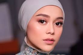 Foto Peluk dan Tempelkan Pipi ke Caren Delona, Lesti Kejora Dicemooh  Netizen