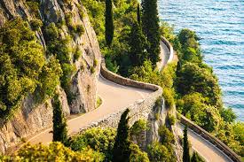 Una bella salita con pendenza costante dal lago di garda all'abitato di tremosine. Strada Della Forra La Strada Piu Bella Del Mondo In Moto Trueriders