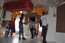 Çünkü mutfak mobilyalarına, beyaz eşyalardan tuvalet ve banyo dolaplarına, yatak odasından oturma gruplarına kadar her şey taban yerine tavan kısmında duruyor. Ters Eve Ziyaretci Akini Haberler