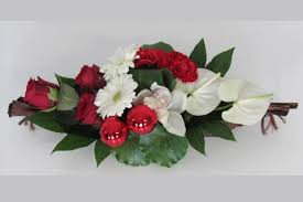 Un centre de table de mariage avec des fleurs : Un Centre De Table Fleuri Aux Couleurs De Noel