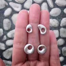 fun earrings like the pebbles from the riverside 川辺で見つけた小石のようなピアス these remind me of the stone skipping fun i had by the rivers 子供の頃 川で水切り遊びをし シルバー 見つけた 小石