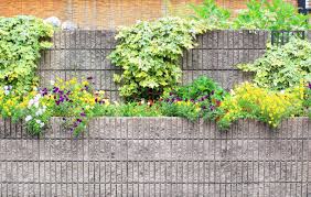 Lichterketten und solarfiguren für ein behagliches ambiente. Schoner Garten Dekoration An Der Wand Lizenzfreie Fotos Bilder Und Stock Fotografie Image 44945465