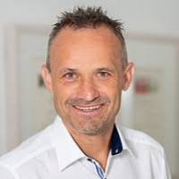 1900+ profilů „Eyer“