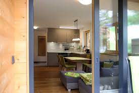 Die wohnung befindet sich im erdgeschoss der residenz und besteht aus einem schlafzimmer mit doppelbett, einem wohnzimmer mit zwei schlafsofas, einer küche mit tisch und kühlschrank mit gefrierfach, einem badezimmer mit dusche, einer terrasse mit essbereich und garten mit sitzecke mit blick auf das. Willam Die Ferienwohnung Rollstuhlgerechte Ferienwohnung