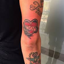 Scritte Old School Tattoo Sul Braccio Cuore Colorato Con Scritta Tatuaggio Ancora Idee Per Tatuaggi Tatuaggi Old School Tatuaggi