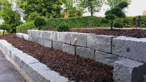 Bauen sie weite sitzbank aus dicken granit palisaden und legen sie darauf weiche sitzkissen in kräftigen farben für mehr komfort. Natursteinmauern