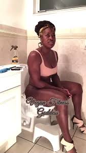 Black woman bottomles on toilet - ThisVid.com