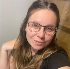 👱‍♀️ Elsa, 👧 Anna, ⛄️ Olaf, 🧑 Kristoff, nebo 🦌 Sven a ještě k tomu NA  LEDĚ ⛸! Disney On Ice přijíždí do O2 arena s oblíbeným příběhem prokletého  království Arendelle. ❄️