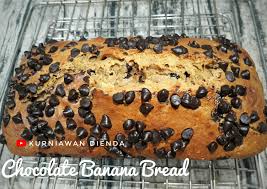 Kamu juga bisa membuat banana bread sendiri di rumah, berikut resep banana bread empat pisang dari food network: Resep Chocolate Banana Bread Bolu Pisang Coklat Remas Nu