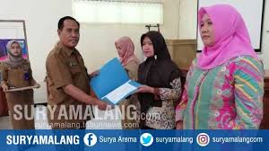 Maybe you would like to learn more about one of these? Dinas Pendidikan Kabupaten Malang Serahkan Sk Penyetaraan Ke 300 Guru Tk Surya Malang