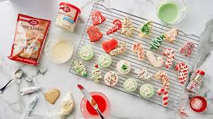 Melt candy melts or prepare confectioners' sugar glaze and stir in 1 teaspoon water until smooth. How To Decorate Christmas Cookies Bettycrocker Com