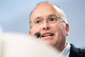 Tellado dice que el ministro Torres "no dimite porque a Sánchez le es más  útil así"