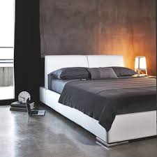 For this technique, many designers opt for white and a bold color such as red or navy blue. 9 Tips For Painting An Accent Wall In The Bedroom Ylighting Ideas
