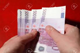 160mm x 82mm (größe entspricht der 500 euro banknote). Close Up Von Vielen Bundel Von 500 Euro Banknoten In Die Hande Des Menschen Rotes Leder Sollten Lizenzfreie Fotos Bilder Und Stock Fotografie Image 17676145