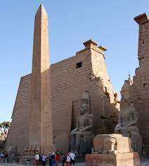 Conocido popularmente como el obelisco inacabado, el obelisco egipcio más grande conocido se puede encontrar hoy en el mismo lugar donde una vez fue tallado en roca sólida de granito. Algargos Arte E Historia Los Obeliscos Egipcios La Aventura Del Obelisco De Ramses Ii En La Plaza De La Concordia De Paris