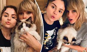 Selena Gomez Posts Cozy Selfies With Bff Taylor Swift As She Writes Kinda Missin This One Daily Mail Online
