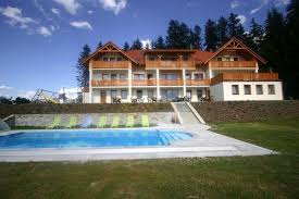 Residence lipno je vystavena v klidném prostředí s nádhernými výhledy na přehradu lipno a okolní lesy s dominantní stezkou. Appartements Vanessa Cerna V Posumavi Unterkunft Hportal De