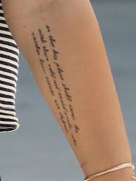 When did miley cyrus get her first tattoo? Miley Cyrus Tattoos Und Ihre Bedeutungen