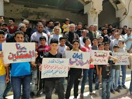 ويحمل حيّ درعا البلد، المتاخم تماماً لمدينة درعا، رمزية عالية في الشارع السوري المعارض، كونه شهد انطلاق الثورة في جنوب سورية، في 18 مارس/ آذار 2011. Ø¯Ø±Ø¹Ø§ 24 Ø®Ø±Ø¬ Ø¸Ù‡Ø± Ø§Ù„ÙŠÙˆÙ… Ù…Ø¬Ù…ÙˆØ¹Ø© Ù…Ù† Ø£Ù‡Ø§Ù„ÙŠ Ø¯Ø±Ø¹Ø§ Ø§Ù„Ø¨Ù„Ø¯ Ø¨ÙˆÙ‚ÙØ© Facebook