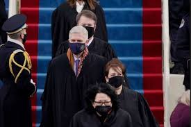 Tại đây, chánh án john roberts là người đọc lời tuyên thệ do hiến pháp mỹ quy định để ông obama nhắc lại theo. Azeh3fa65vasom