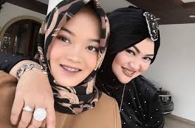 Tentu sebagai istri, richa novicha mengharapkan kondisi sang suami kembali pulih seperti semula. Kematian Mantan Istri Sule Janggal Sang Suami Beberkan Harta Warisan Okezone Celebrity