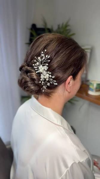 Simple textured bun with face framing pieces This bun works on most hair lengths and textures but keep in mind you need face framing cut to achieve this look ⬇️ ➡️ Face