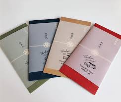 大人気 プチプラdiy 今回は お世話になったゲストへ渡す お車代 を入れる お車代封筒 の作り方をご紹介 トレンドは セリアのカラフル封筒とトレーシングペーパーを重ねるデザインなんです お車代 封筒 結婚式 お車代 封筒 お車代