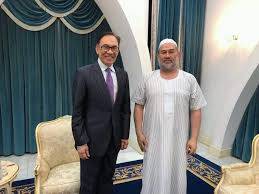 He was considered to be fabulously wealthy.. Cina Jinjang On Twitter Paling Spoil Dan Sangat Mengecewakan Bila Aku Tengok Gambar Anwar Ibrahim Salam Cium Tangan Sultan Johor Haritu Https T Co K8se7hgdqr