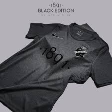 Allmänna idrottsklubben är nordens största idrottsförening med över 20 000 medlemmar och är för närvarande representerat i elva olika sporter. Nike Aik 1891 Black Edition 2019 Trikots