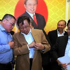 Bn) sağcı ve merkez partilerin koalisyonu olarak 1973'te kurulan malezya siyasi koalisyonudur. Abang Johari Empat Buah Parti Komponen Tinggalkan Barisan Nasional Sarawak