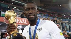 Júlí árið 2017 keypti chelsea antonio rüdiger frá a.s. Antonio Rudiger Chelsea Sign Roma Defender For An Initial Fee Of 29m Bbc Sport