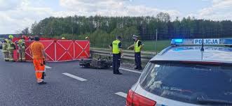 Ciągnik siodłowy bez wiadomej przyczyny (może zasłabł). Smiertelny Wypadek Motocyklisty Na S8 W Lodzkiem Chcial Zjechac Na Mop Zdjecia Express Ilustrowany
