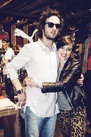 Entre los invitados se distinguen distintas personalidades que lo acompañan al músico durante la interpretación. Leandro Lopatin Y Malena Pichot En La Reapertura De La Tienda Puma Alto Palermo Zarpado