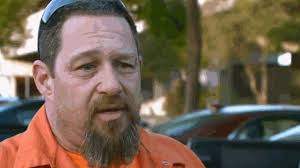 Falegname salva un procione e viene licenziato