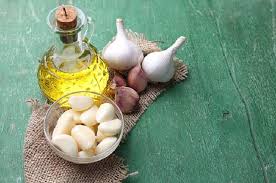 Masak bawang putih dan minyak di atas kompor untuk meningkatkan cita rasa, atau cukup masukkan bawang ke dalam toples dan biarkan bawang tersebut terendam dalam minyak selama beberapa hari. Ini Dia Manfaat Mengonsumsi Minyak Bawang Putih Dan Cara Membuatnya Semua Halaman Nakita