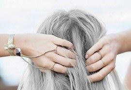 Chez les humains, la couleur des cheveux est la pigmentation des follicules pileux naturellement déterminée par deux types de mélanine, l'eumélanine et la phéomélanine. Quelle Coloration Couleur De Cheveux Pour Cheveu Blanc