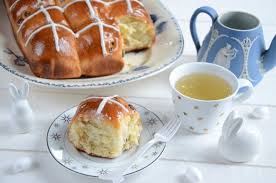 Hot Cross Buns Des Petites Brioches Parfaites Pour Paques Recette En 2020 Petite Brioche Alimentation Brioches