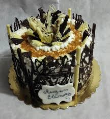 Per Il Compleanno Di Mia Nipote Eleonora Chiffon Cake Con Crema Alla Nocciola Crema Chantilly Croccante Di Nocciole Decorazioni Cioccolato Cioccolato Dolci