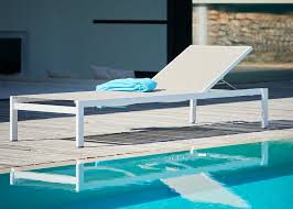 Transat Bain De Soleil Design Quadrato Par Jankurtz Chez Ksl Living En 2020 Bain De Soleil Design Chaise Longue Piscine Chaise Longue