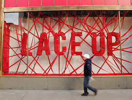 30 Winning Retail Window Displays Visual Merchandising At Its Best Blog Of Francesco Mugnai Retail Windows Window Display Window Display Design
