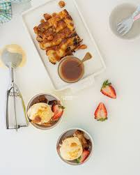 Pudin De Pan Con Helado De Macadamia Y Salsa De Caramelo Recipe Food Desserts