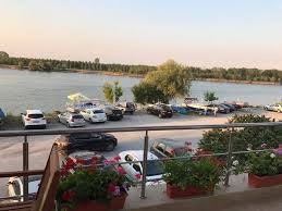 În inima deltei dunării, se află complexul gulliver delta resort 3* uzlina. Sejur Delta Dunarii Mahmudia Pensiunea Casa Teo Pico Mar Travel