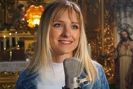 Athenas canta tema principal película Corazón Ardiente sobre Sagrado  Corazón de