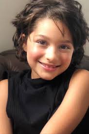 Atores teens festejam voltam às aulas nas escolas durante a pandemia