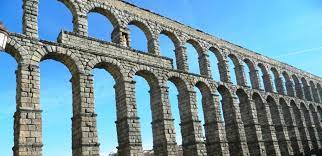 Testimonianza della dominazione romana è l'imponente acquedotto romano, che domina con i suoi archi potenti l'ingresso alla città vecchia attraversando una depressione del terreno. Cosa Vedere A Segovia In Un Giorno L Impressionante Acquedotto Vicino Madrid
