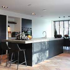 bar met 2 krukken aan kopse kant eiland keuken ontwerp keuken ontwerpen moderne keukens
