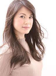 女性 らしさを感じる美しい横顔 胸ラインの大人ロングヘア ゆるふわの動きがでるようにカット 前髪は目横で流れるようにすると顔がシャープに見えます ひし形シルエット 30 代40代にも好評な落ち着きのある上品ロングヘア オフィスカジュアルもok ロングヘア