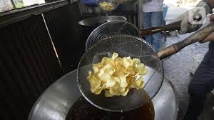 Cara membuat keripik singkong ini pun mudah, berikut caranya yang liputan6.com himpun dari berbagai sumber, sabtu (10/11/2018). 12 Cara Membuat Keripik Singkong Renyah Empuk Dan Tahan Lama Enak Aneka Rasa Hot Liputan6 Com